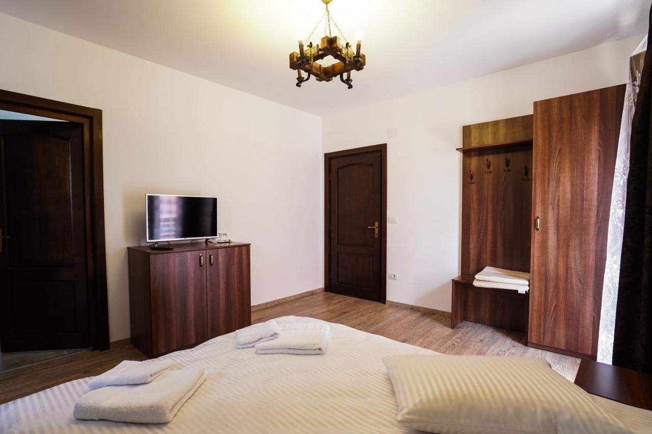 Pensiunea Trei Lalele Moisei Buitenkant foto