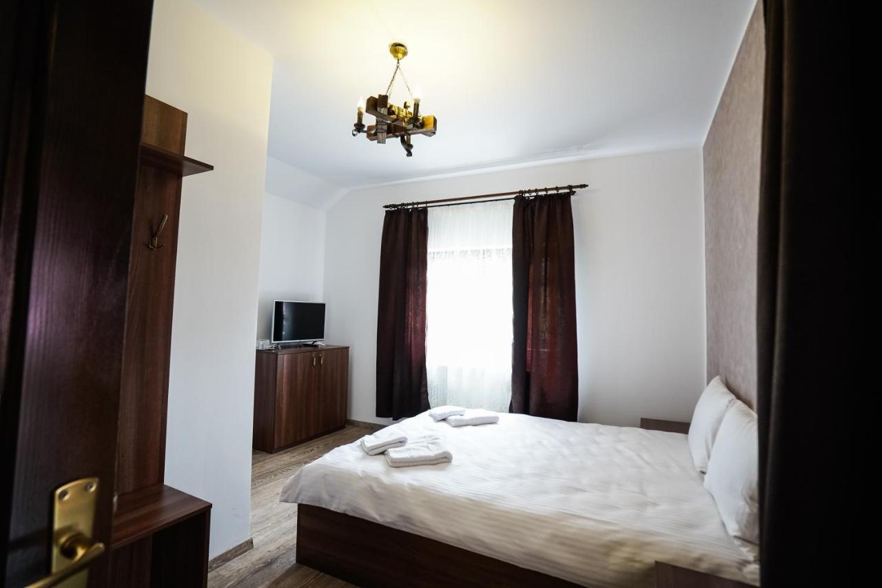 Pensiunea Trei Lalele Moisei Buitenkant foto
