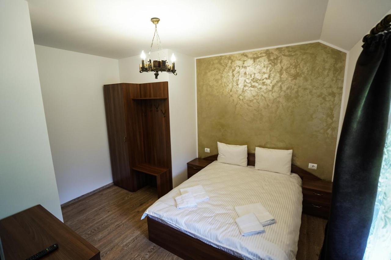 Pensiunea Trei Lalele Moisei Buitenkant foto