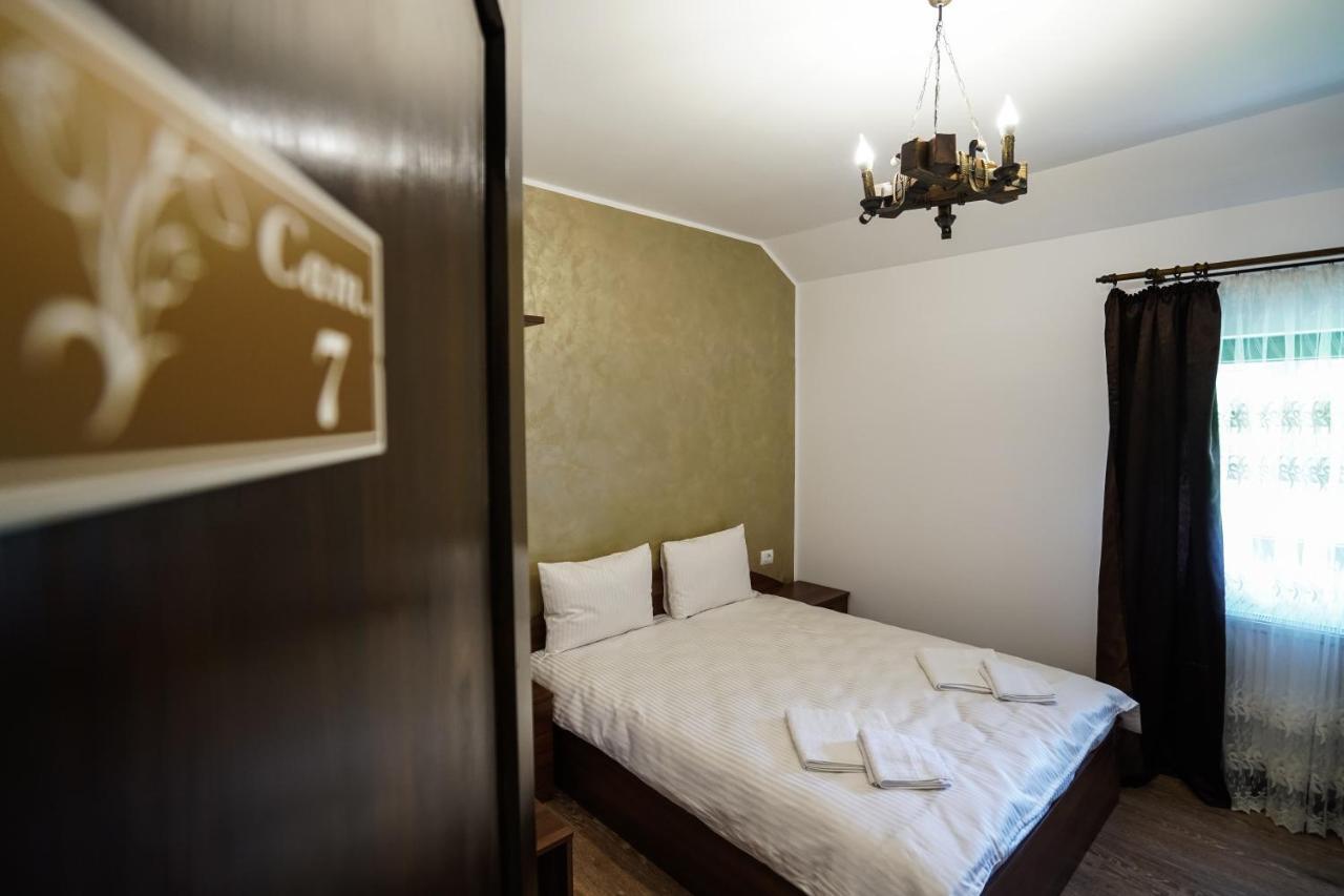 Pensiunea Trei Lalele Moisei Buitenkant foto